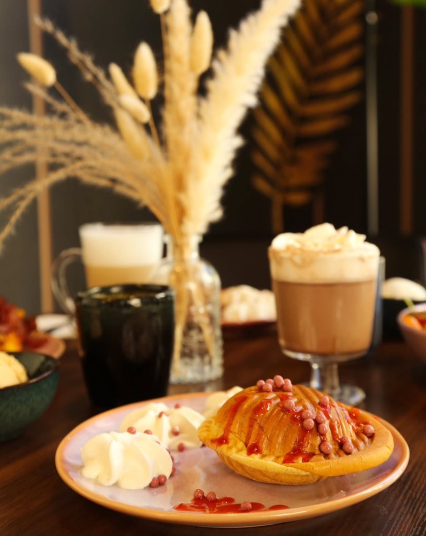 Brioche glacée avec chantilly et chocolat chaud