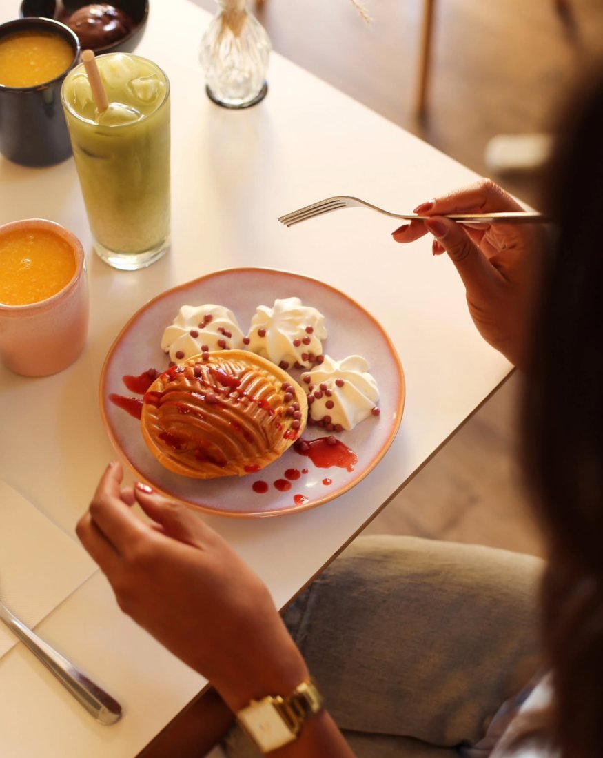 Brioche gratinée à cœur glacé, servie avec un matcha et un jus