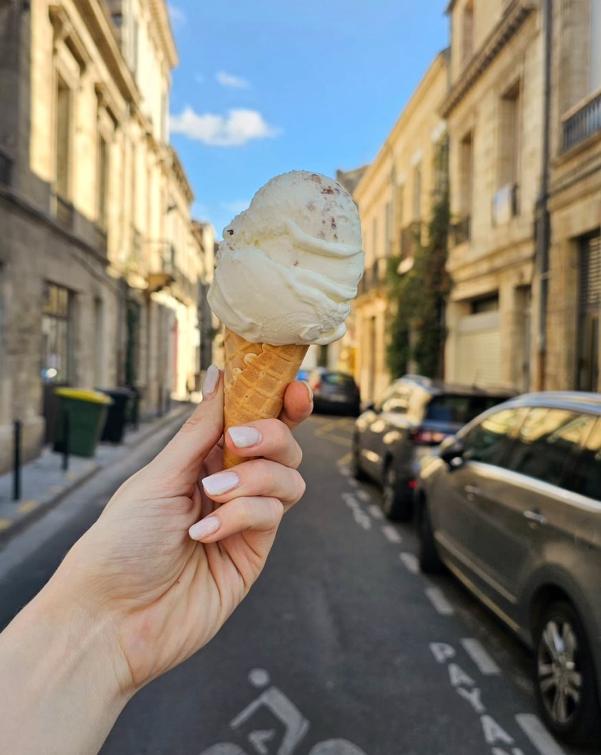 Cornet de glace maison dans une rue des Chartrons